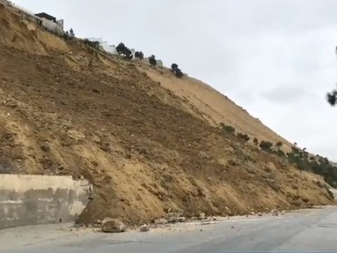 Badamdarda yenidən sürüşmə baş verdi, yol bağlandı