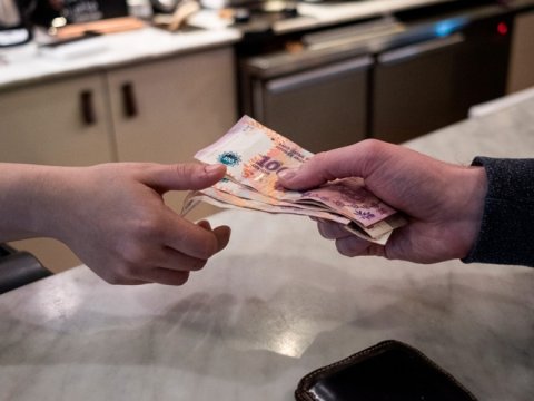 Dünyanın “ən bərbad valyuta”sı daha 40% ucuzlaşacaq