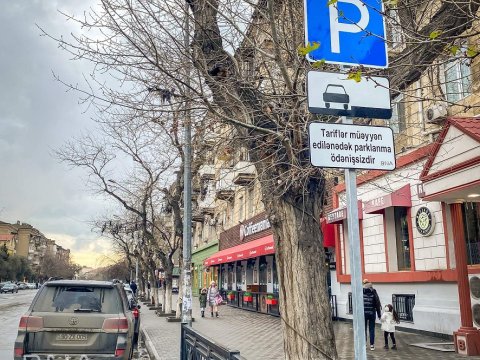 Sürücülərin nəzərinə: Bakıda parklanma ödənişsizdir 