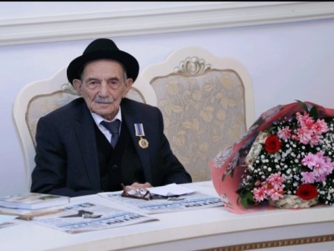 100 yaşlı şair öz yubileyinə qatıldı - “Bu yaşıma baxmayaraq idman edirəm”