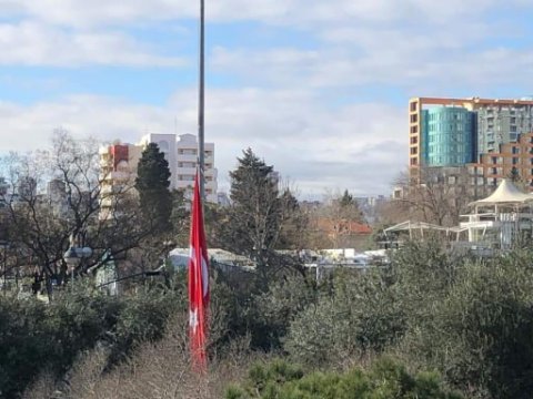 Türkiyənin Azərbaycandakı səfirliyinin bayrağı endirilib