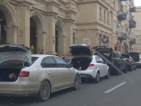 Polis cərimələnməmək üçün baqajlarını açan sürücülərə görə hərəkətə keçdi - Cərimə kəsildi