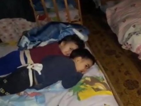 Körpələri bir-birinə bağlayan tibb bacıları  CƏZALANDIRILDI