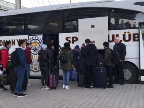 Zəlzələ bölgəsindən çıxarılan tələbələr Bakıda - FOTOLAR