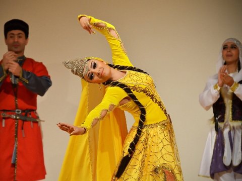 Milli rəqslərimiz də müasirləşir - Çiçək yığır, sürmə çəkir...