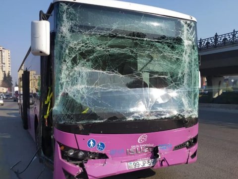 Bakıda avtobuslar toqquşdu - xəsarət alanlar var - FOTO