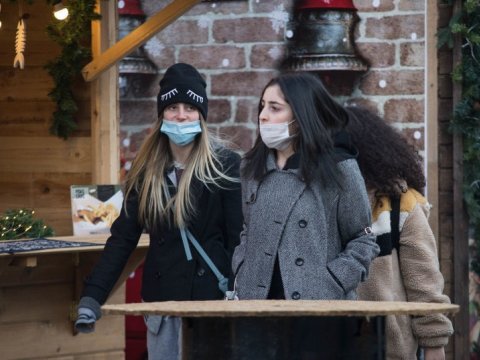 Maskanı özünə kompleks edənlər virusa yoluxmayacağını düşünür, ancaq...