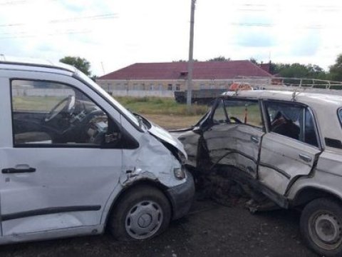 Gədəbəydə mikroavtobusla minik maşını toqquşub - ölən və yaralananlar var