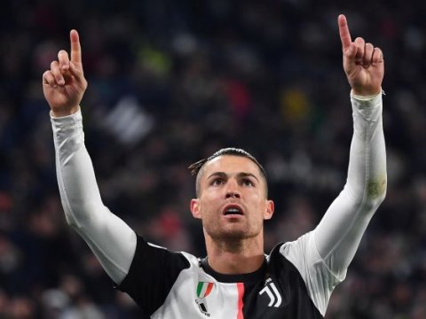 Dünyanın 1 nömrəli futbolçusu 35 yaşında – FOTOLAR