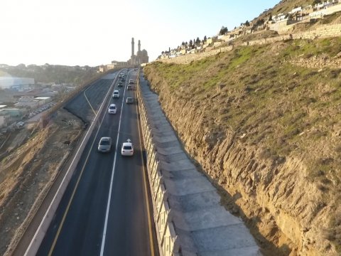 Bibiheybət yolunda 8 metr hündürlükdə istinad divarı tikilir - FOTO
