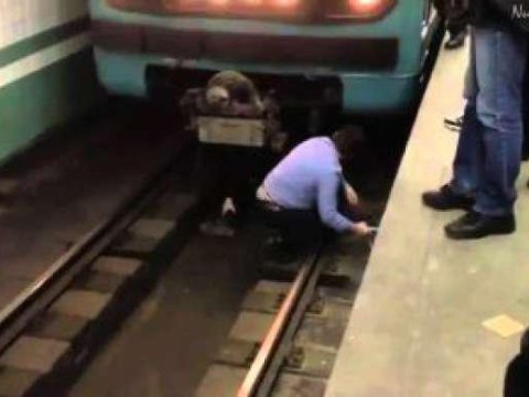 Bakı metrosunda intihara cəhd: Özünə qəsd edənin kimliyi bilindi - YENİLƏNİB
