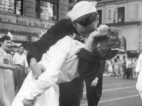 Sevgilisini öpmək əvəzinə tibb bacısını öpdü - Məşhur fotonun tarixçəsi - FOTO
