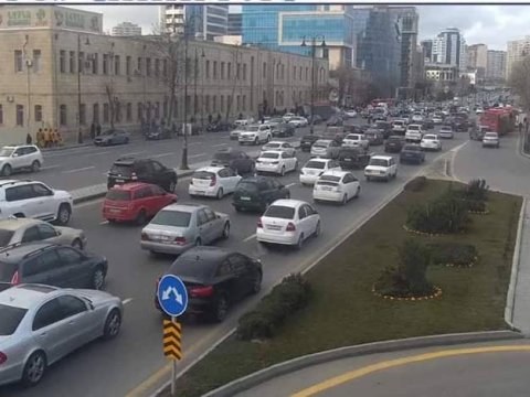 Bakının mərkəzində avtomobil yandı, hərəkət iflic oldu - FOTO 