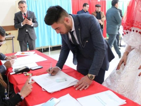 Azərbaycanda bəylə gəlin seçki məntəqəsində - FOTOLAR