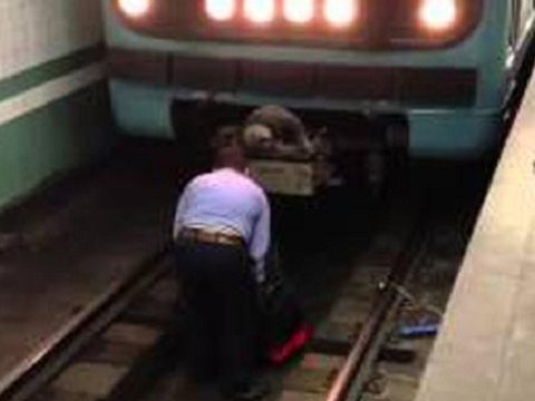 Bakı metrosunda həyəcanlı anlar: Sərnişin qatar yoluna yıxıldı