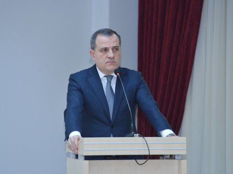 “Buraxılış imtahanlarının nəticələri ciddi təhlil edilməlidir” - Ceyhun Bayramov