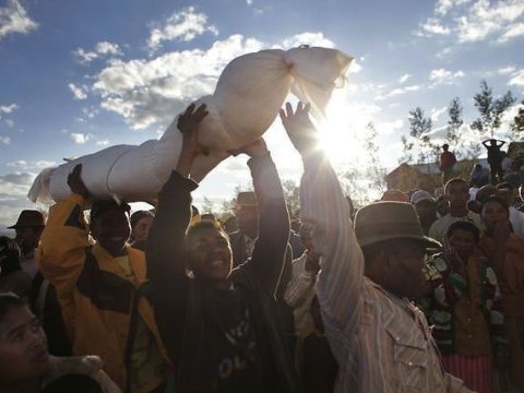 Dünyanın qəribə dəfn adətləri – ölü ilə rəqs, striptiz, ərləri üçün özlərini yandıran qadınlar…