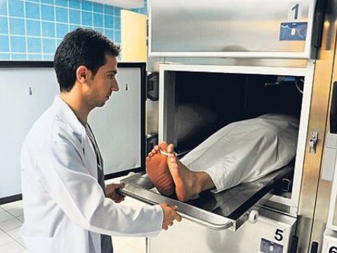 Bankirin oğlu anasının vurduğu iynədən ölüb - RƏSMİ