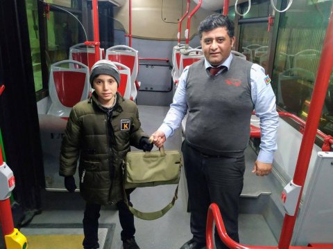 “BakuBus”ın sürücüsü  noutbuku sahibinə qaytardı