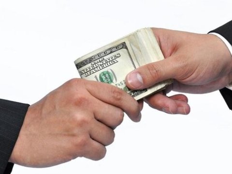 Kollec direktoru və müavini rüşvət alarkən YAXALANDI