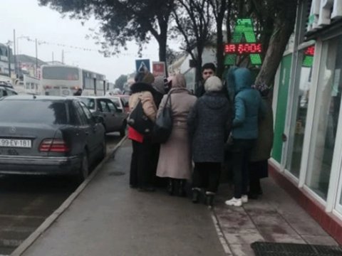 “Fəhlə bazarı”ndakı qadınlardan nazirliyə şərt: 600-1000 manat maaşı olan iş verin