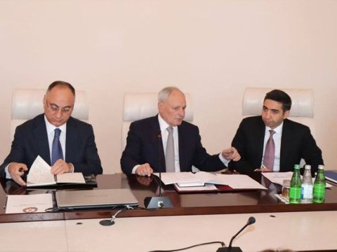 Oqtay Şirəliyev koronavirusa görə müşavirə keçirdi