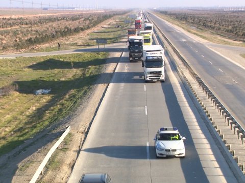 Polis İrandan gələn sürücülərə müəyyən olunmuş yerlərdən kənarda maşın saxlamağa icazə vermir