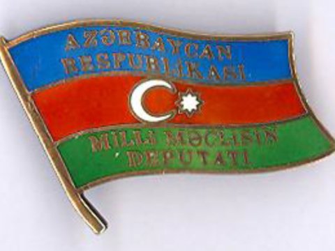 İlk dəfə deputat seçilənlərə döş nişanı VERİLDİ