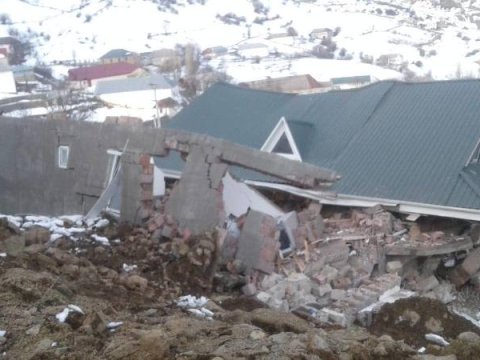 Azərbaycanda torpaq sürüşməsi: Ölən və yaralananlar var