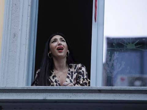 İtalyanlardan koronavirusa qarşı qeyri-adi mübarizə - VİDEO