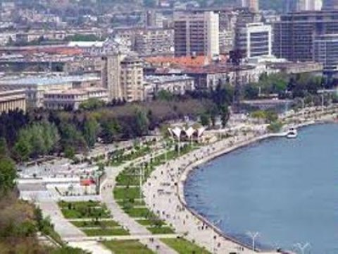 Azərbaycanda parklarda gəzmək qadağan edildi
