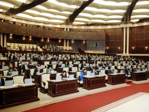 Plenar iclasda deputatlara maskadan istifadə üçün sərbəstlik verilib  