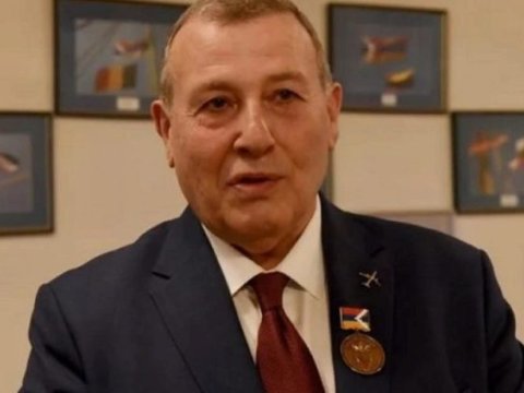 İşdən çıxarılan məmur baş naziri sərt tənqid etdi