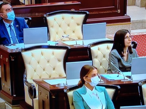 Bəzi deputatlar iclasa maskada gəldilər