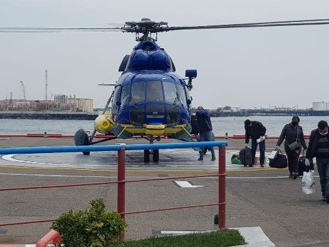 Dənizdə işləyən neftçilərin növbə dəyişməsinə başlanıldı - FOTO