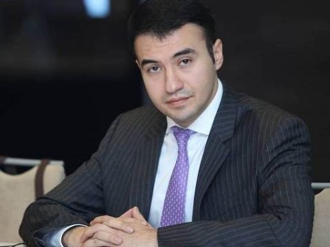 Yeni deputat özünə köməkçi təyin etdi