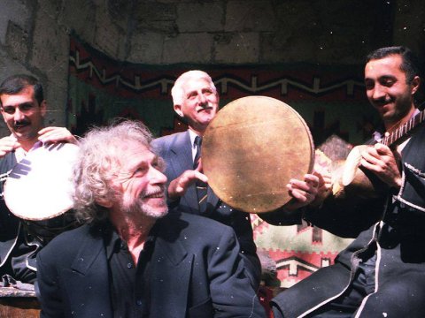 Bakının məşhur qonaqları: Mir Mövsüm ağa ziyarətgahına gələn Pyer Rişar qara kürü ilə yola salındı... - FOTOLAR 