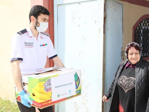 Dövlət Miqrasiya Xidməti əcnəbi ailələrə ərzaq bağlamaları payladı - FOTO