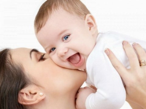 Ombudsmandan təklif: “Üç yaşa qədər uşaqlara qulluq edən analara yeni hüquqlar verilsin”