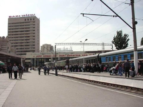 Qatarların hərəkətinə qoyulan məhdudiyyət də uzadıldı