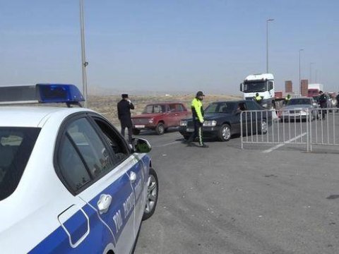 Bakıda taksi yoxlama postundakı polisi və hərbçini vurdu