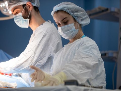 Azərbaycanlı tibb bacısı uşaqlarını da koronavirusa YOLUXDURUB