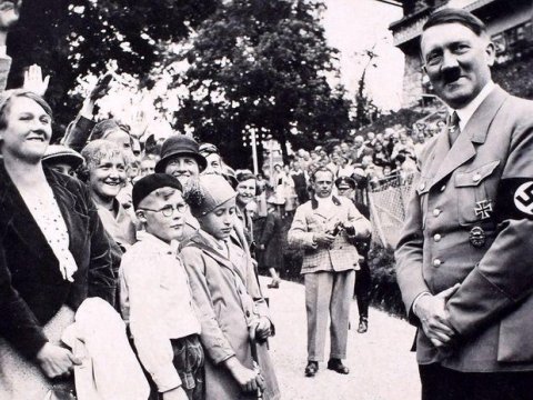 Adolf Hitler: Çəkməçi oğlu, uğursuz rəssam, şokolad “xəstəsi”