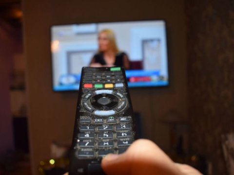 Efir qaydalarını pozan, reytinq xatirinə vulqar sözlər işlədən teleaparıcılar…
