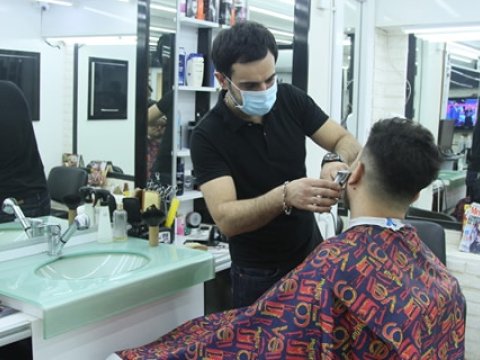 Karantin rejimində fəaliyyət göstərən bərbərxanalar qaydalara necə əməl edir? - FOTOREPORTAJ 