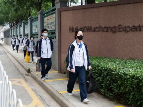 Koronavirusun yarandığı şəhərdə məktəblər açıldı - FOTOLAR