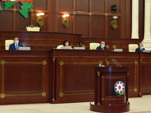 Milli Məclis maskalarla bağlı cəriməni TƏSDİQLƏDİ