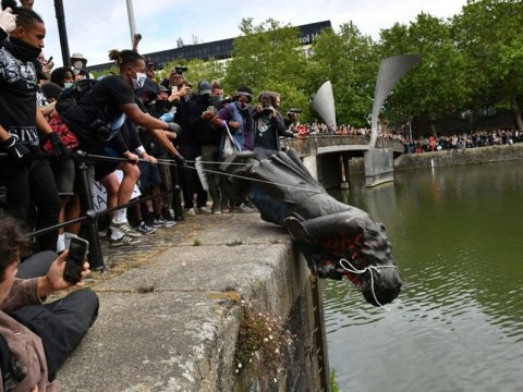 Etirazçılar heykəli belə yıxdı - VİDEO
