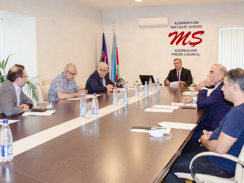 Mətbuat Şurası icra başçısının və deputatın şikayətinə baxdı
