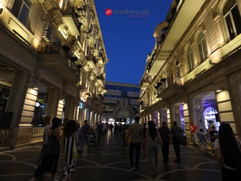 İşıqlı və insanlarla qaynayan Bakı gecələri - FOTOREPORTAJ